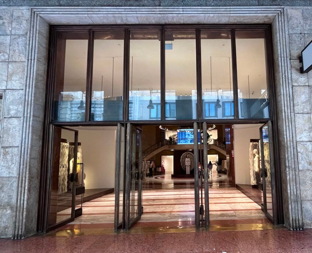 Alessandro Rimini, Ingresso ex Cinema Astra, Milano, 2026. Photo Pietro Boccacci