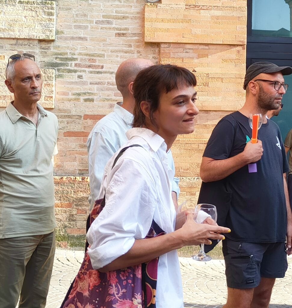 Nelle Marche a Fermo ha aperto una mostra diffusa di opere fluorescenti tra palazzi e sotterranei
