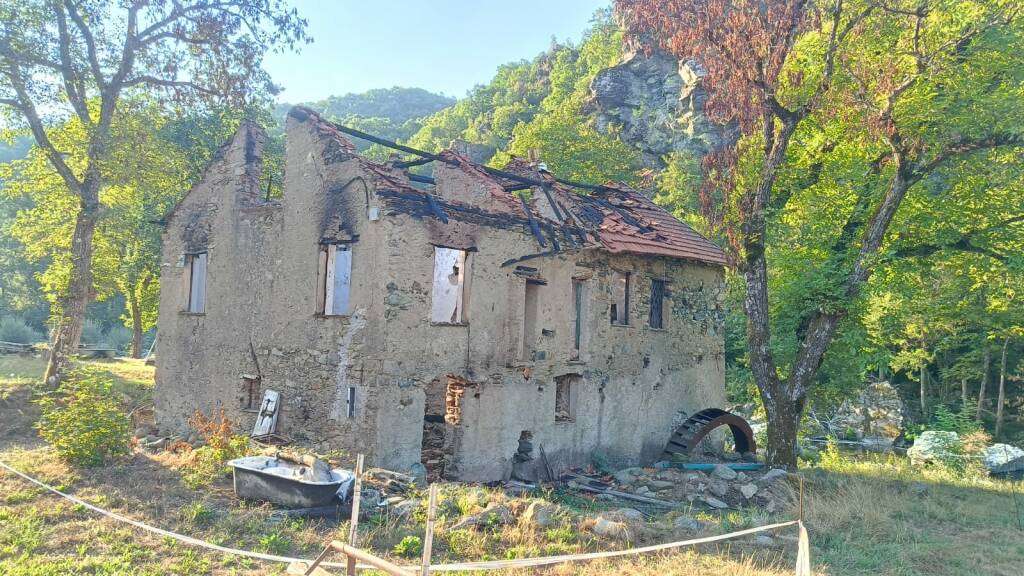 L'incendio che ha distrutto il mulino di Tiglieto