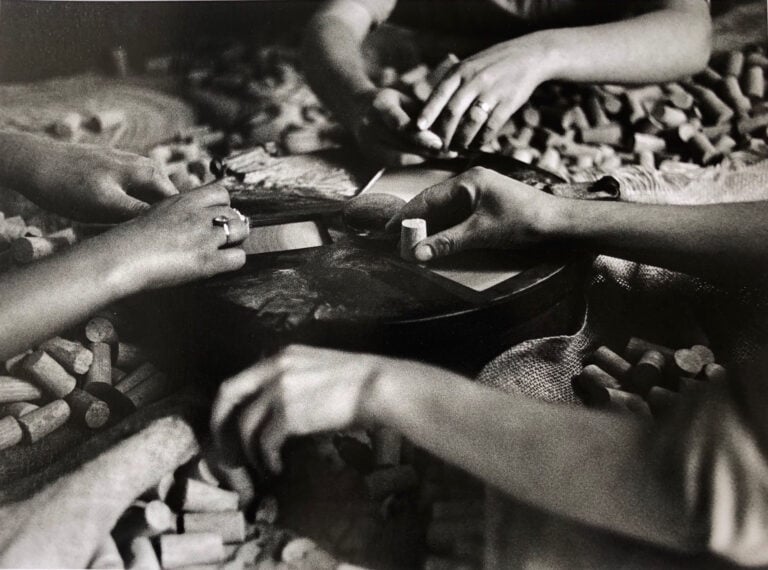 Lisetta Carmi, Calangianus, Sugherificio, 1964. Crediti Lisetta Carmi &copy; Martini & Ronchetti. Courtesy Archivio Lisetta Carmi