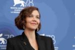 Chi è Maggie Gyllenhaal, lo sguardo che guiderà la giuria della Mostra del cinema di Venezia 83