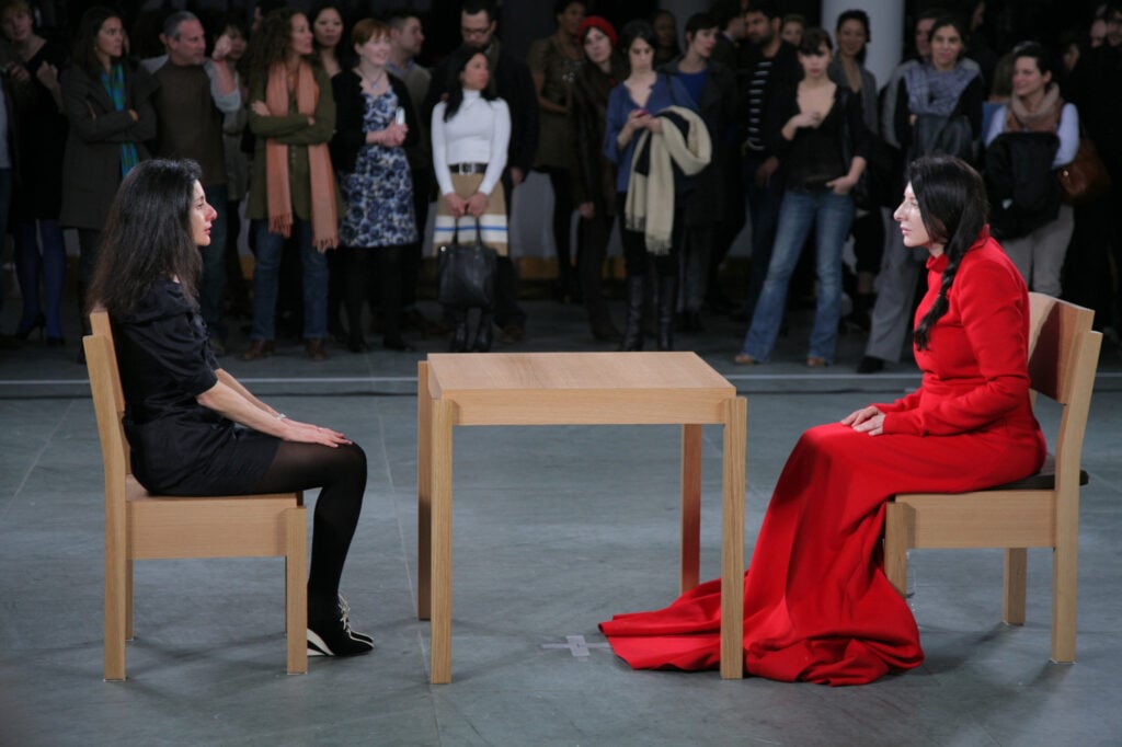 Marina Abramović, The Artist Is Present, 2010. MoMA, New York. La performance come protocollo istituzionale basato sulla durata e sulla relazione diretta con il pubblico performance
