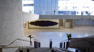 Il museo d’arte contemporanea nato tra le montagne scende a Milano. Il video del progetto alla Bocconi