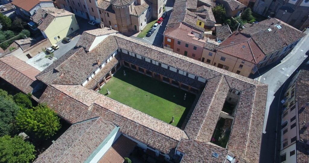 Riapre tutto nuovo un importante museo civico in Romagna. Si parte con le foto del grande Guido Guidi