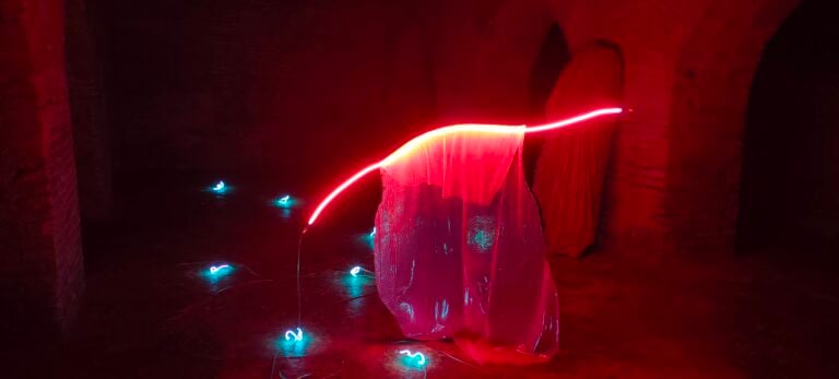 Nelle Marche a Fermo ha aperto una mostra diffusa di opere fluorescenti tra palazzi e sotterranei