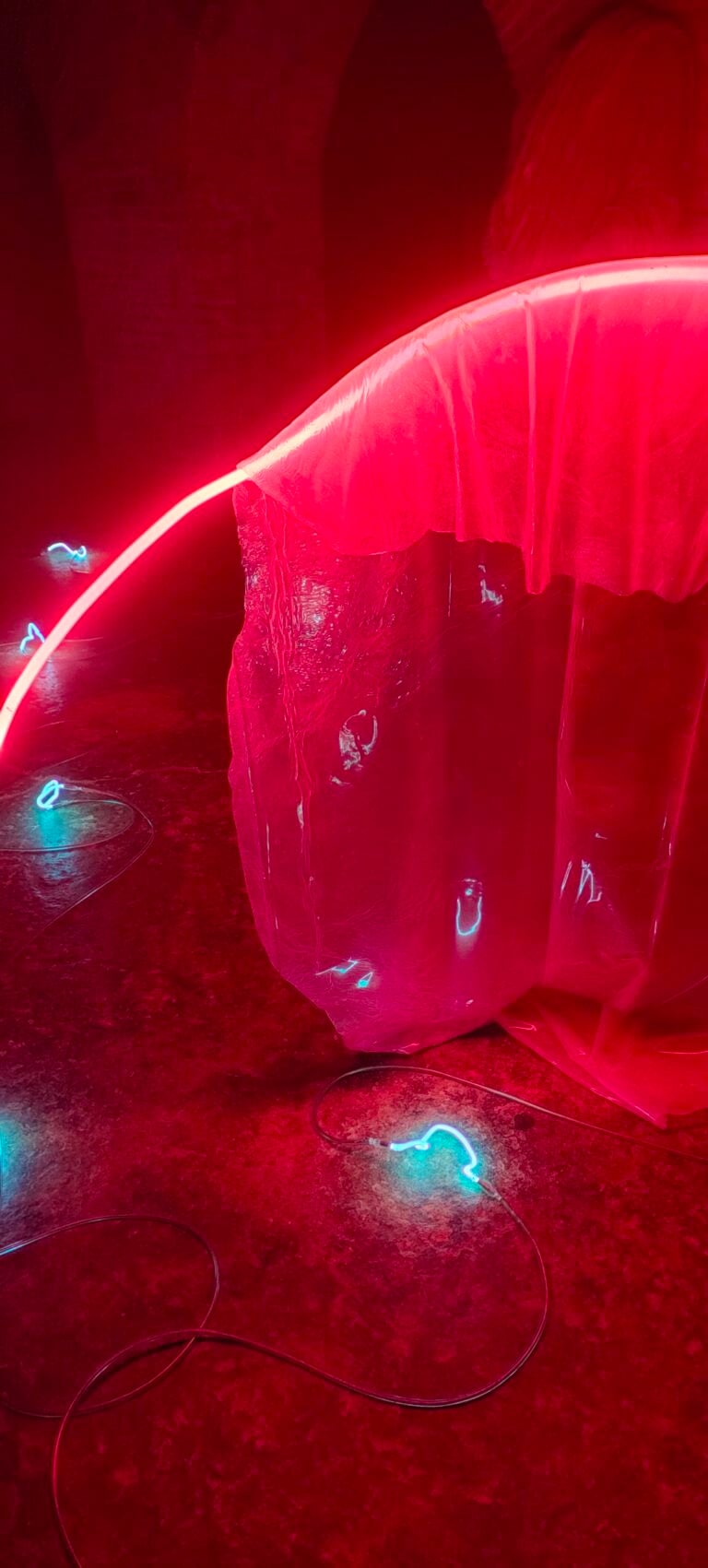 Nelle Marche a Fermo ha aperto una mostra diffusa di opere fluorescenti tra palazzi e sotterranei