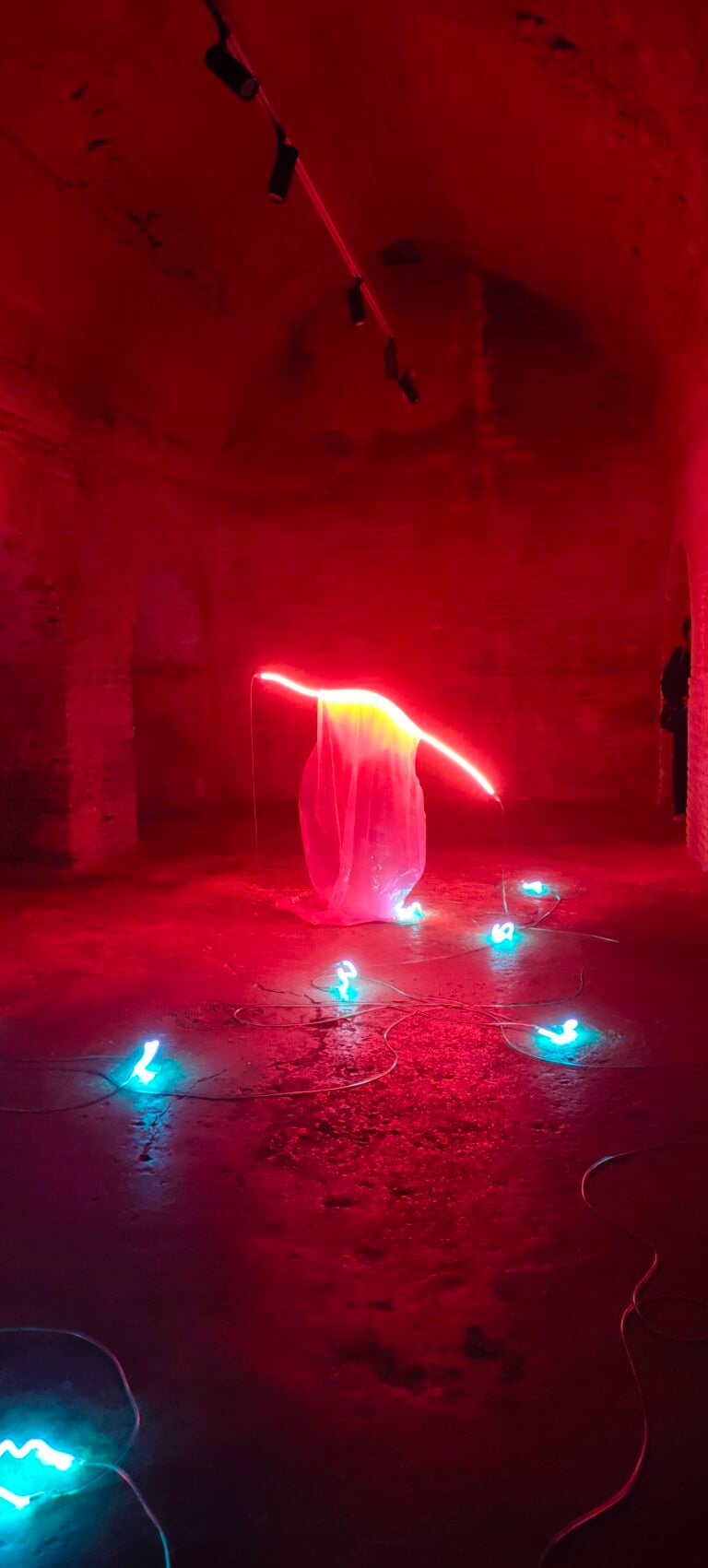 Nelle Marche a Fermo ha aperto una mostra diffusa di opere fluorescenti tra palazzi e sotterranei