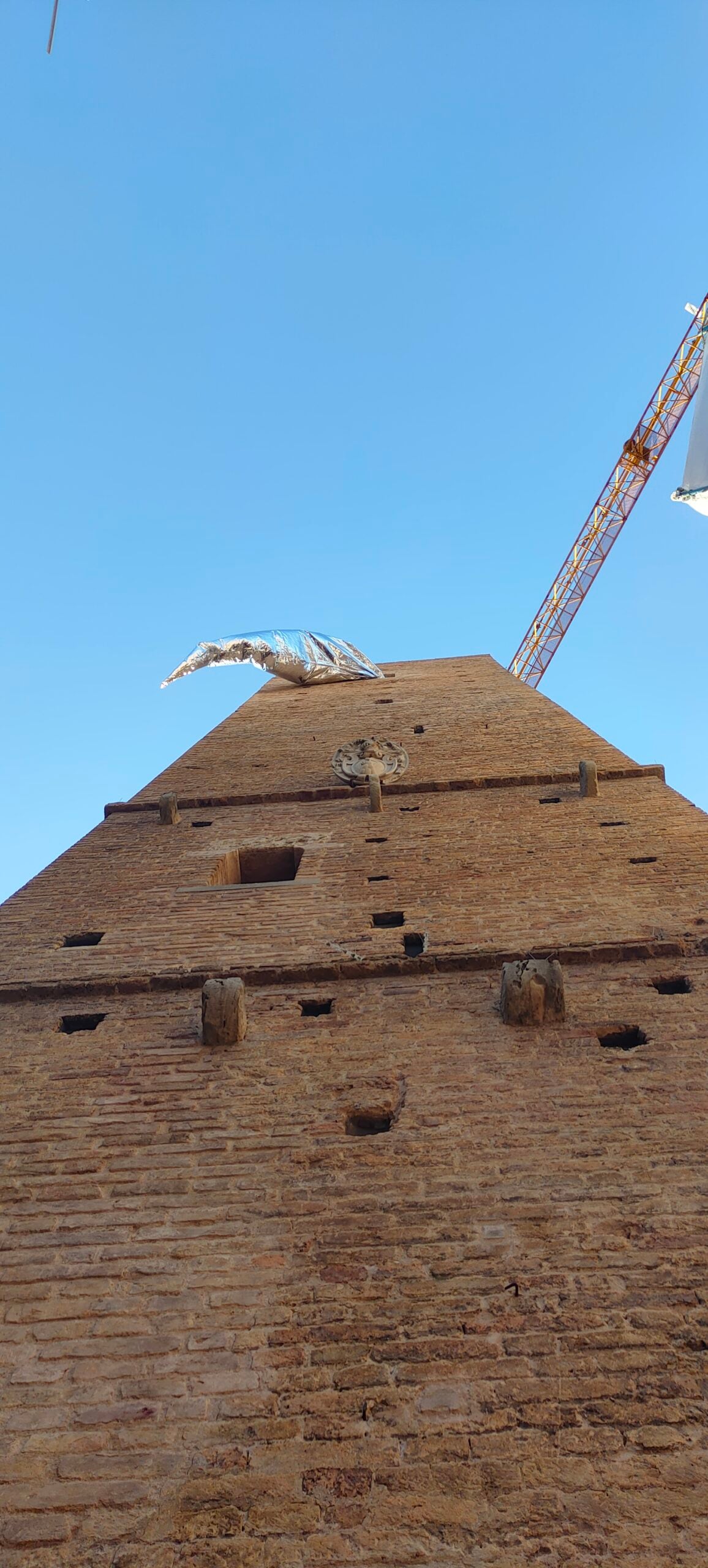 Nelle Marche a Fermo ha aperto una mostra diffusa di opere fluorescenti tra palazzi e sotterranei