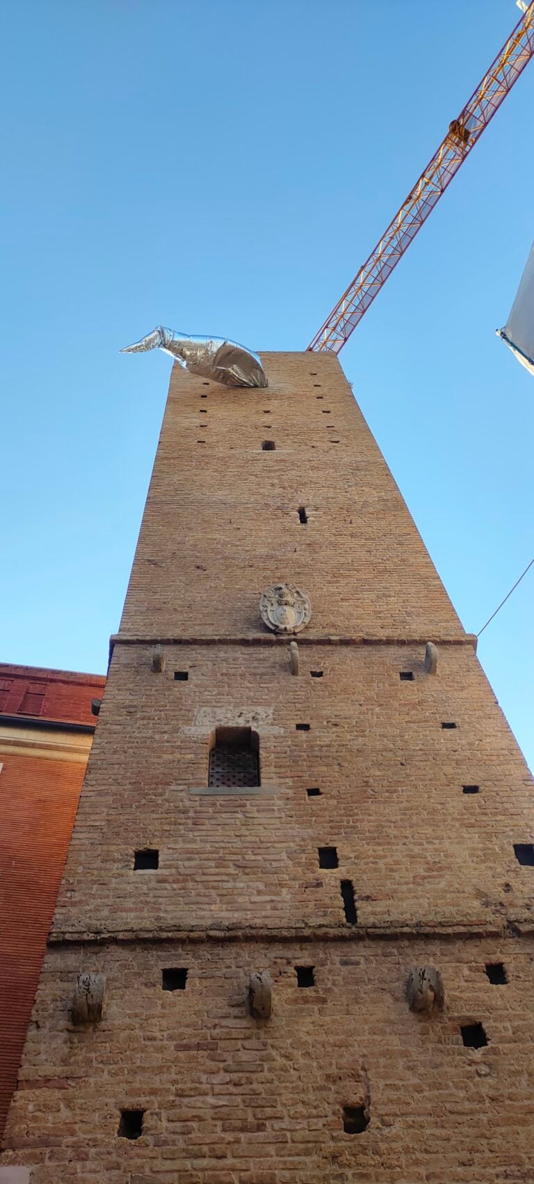 Nelle Marche a Fermo ha aperto una mostra diffusa di opere fluorescenti tra palazzi e sotterranei