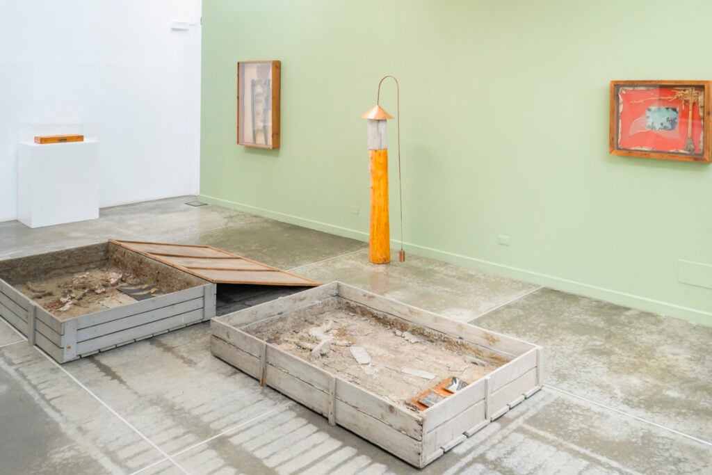 L’artista che seppelliva le opere per tornare alle origini. Claudio Costa riscoperto a Torino 