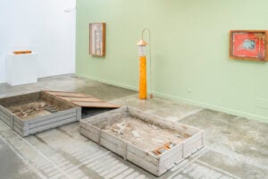 L’artista che seppelliva le opere per tornare alle origini. Claudio Costa riscoperto a Torino 