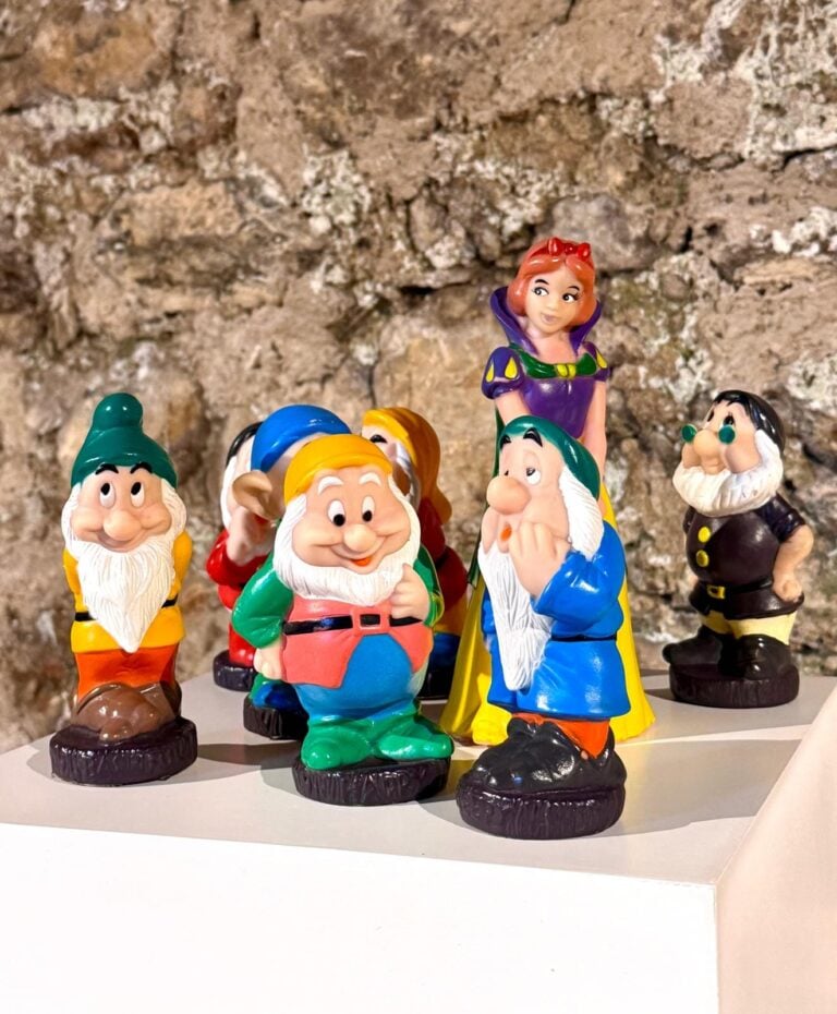 Uno scatto della mostra Nani da giardino: design o cattivo gusto? a Tarvisio, photo Alessandro Paderni