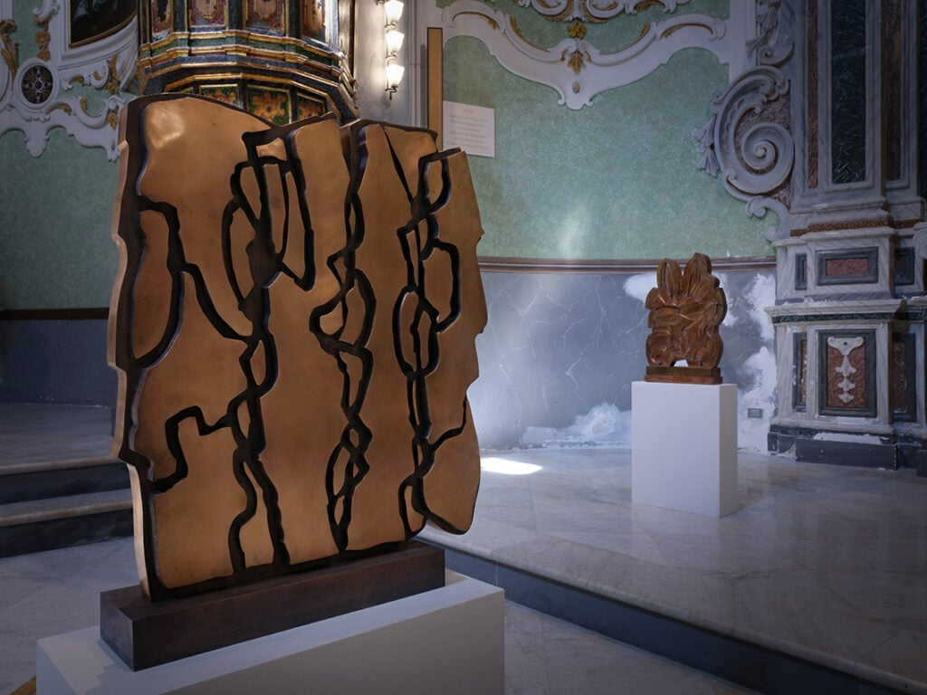 Pietro Consagra, Sette Sculture, installation view alla Chiesa del Purgatorio, Matera, 2026. Photo Antonello Di Gennaro