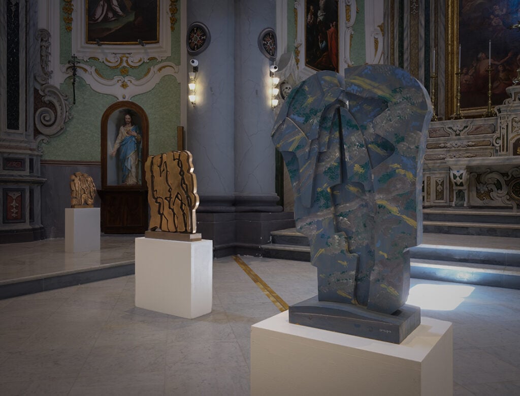 Pietro Consagra, Sette Sculture, installation view alla Chiesa del Purgatorio, Matera, 2026. Photo Antonello Di Gennaro