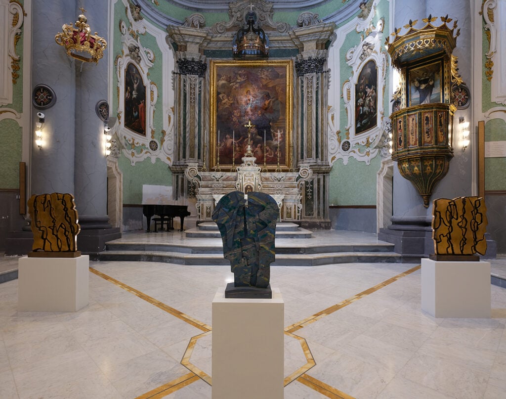 Pietro Consagra, Sette Sculture, installation view alla Chiesa del Purgatorio, Matera, 2026. Photo Antonello Di Gennaro