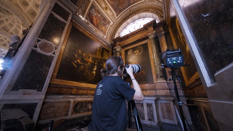 Carlos Sanju&aacute;n (Factum Foundation) calibra il Selene Photometric Stereo System (nella sua versione verticale) per digitalizzare il San Matteo e l&rsquo;angelo di Caravaggio. &copy; SideProject