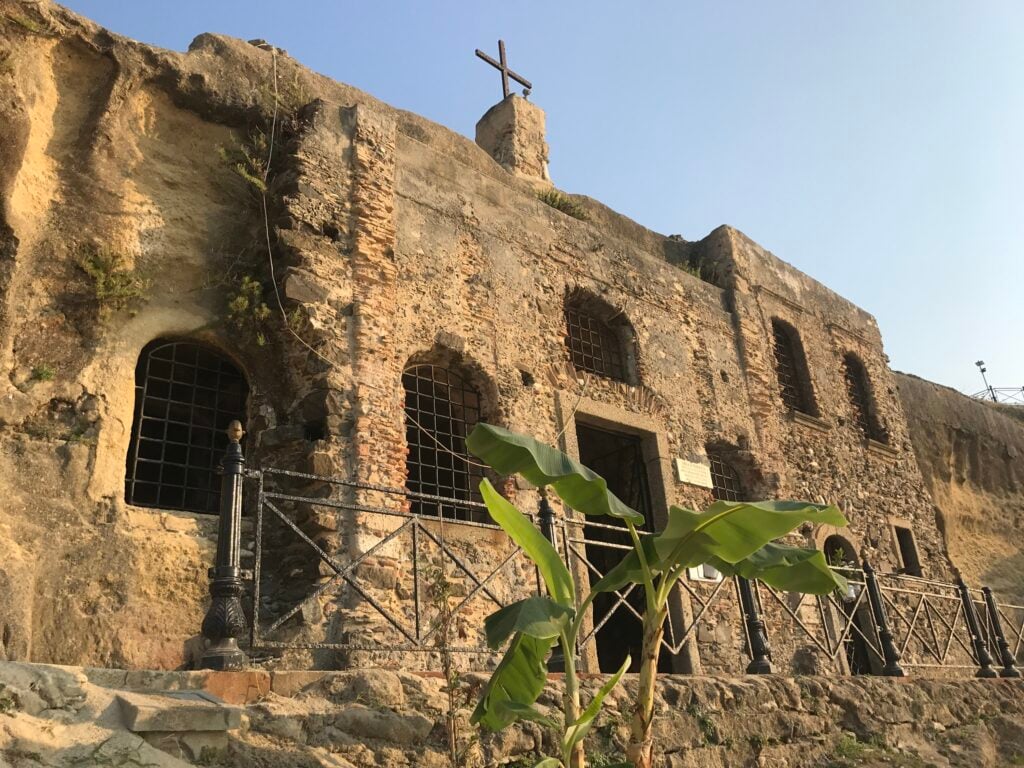 In Calabria si restaura Piedigrotta, la celebre chiesa rupestre che è un gioiello di outsider art