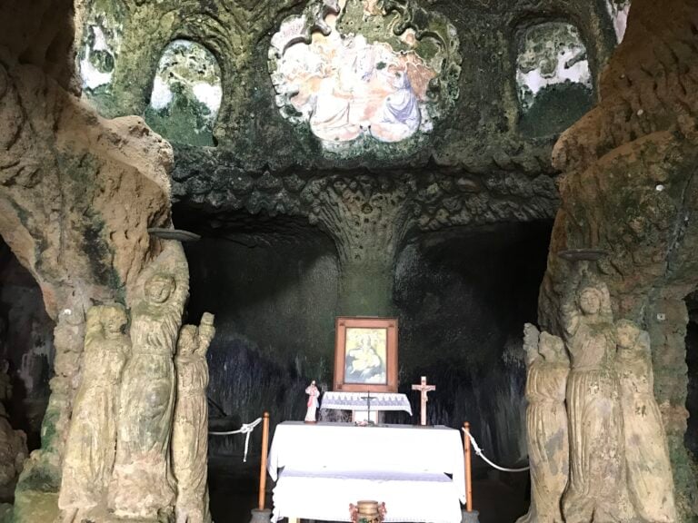 Pizzo Calabro, la chiesa rupestre di Piedigrotta - sul fondo i medaglioni con i ritratti di John Kennedy e Papa Giovanni XXIII. Ph. HM