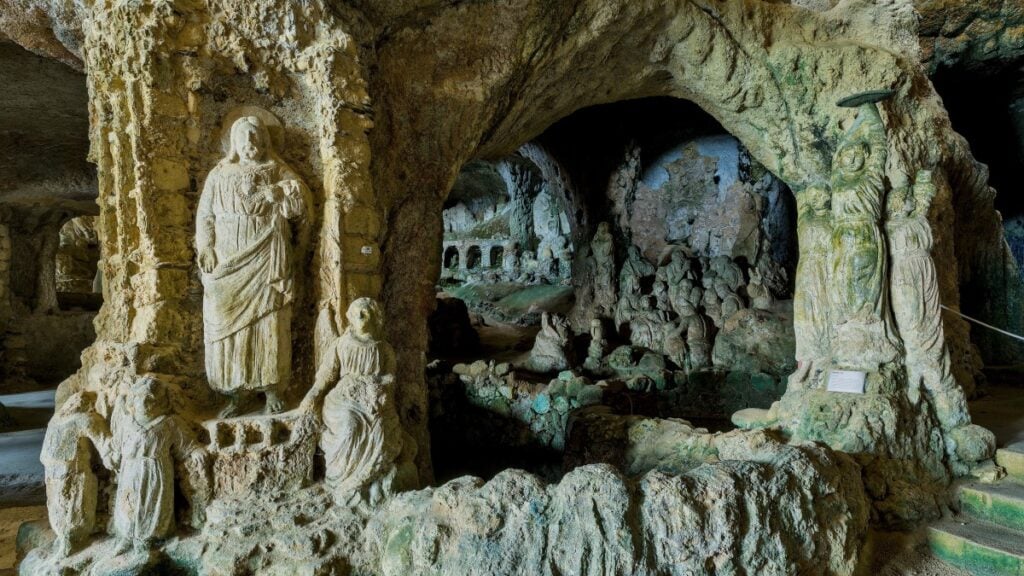 In Calabria si restaura Piedigrotta, la celebre chiesa rupestre che è un gioiello di outsider art
