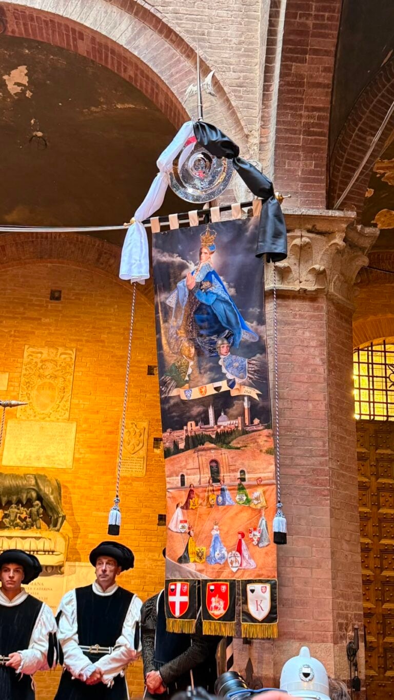 Presentazione Drappellone 16 agosto 26 01 via Comune di Siena