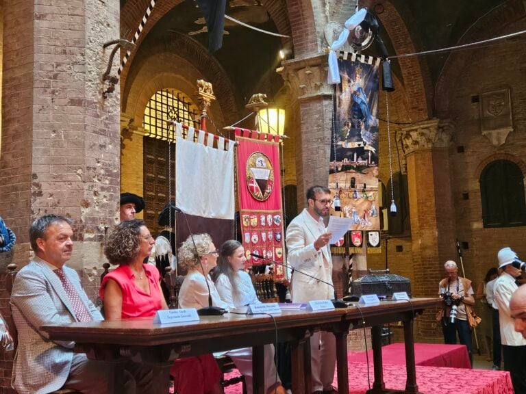 Presentazione Drappellone 16 agosto 26 03 via Comune di Siena