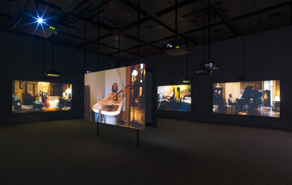 Ragnar Kjartansson_The Visitors_ Installazione video-performativa a loop_la performance come struttura seriale e ambientale, performance