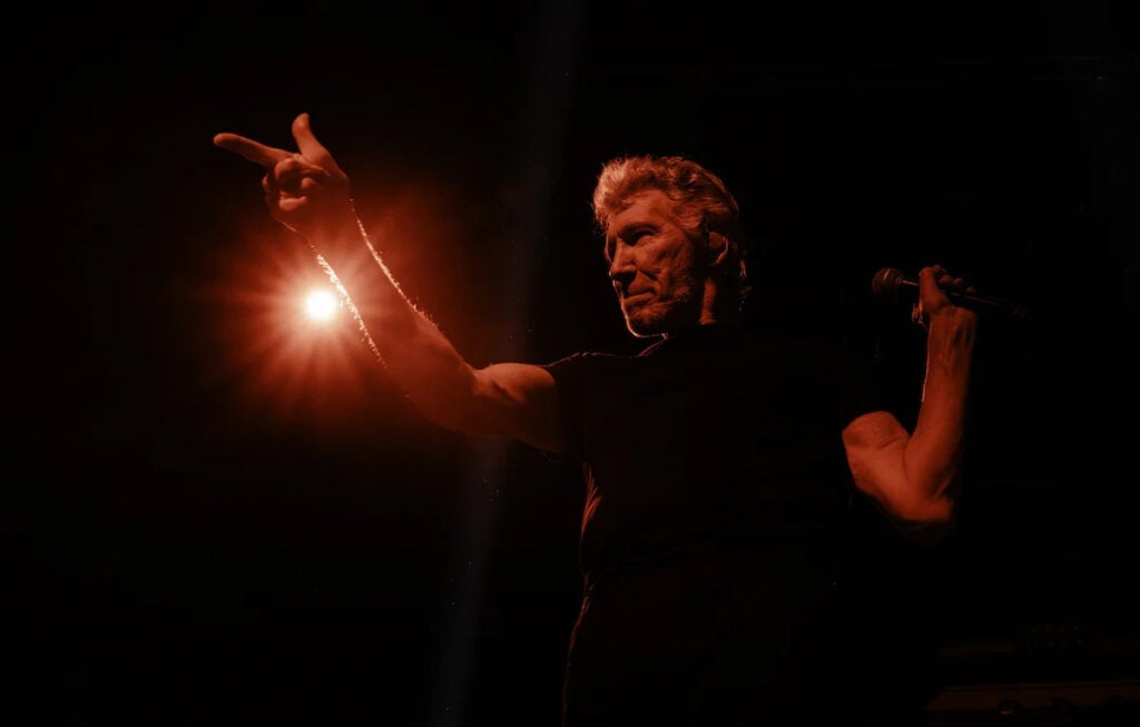 Roger Waters riscrive la canzone cult del Pink Floyd “Comfortably Numb”: ora è un inno per la Palestina