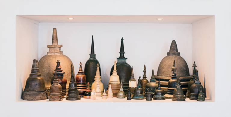 Parte della collezione di stipe votive di Udayshanth Fernando. Ph: Malith Hettiarachchi