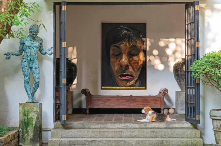 L'ingresso della casa di Udayshanth Fernando con il suo beagle Caesar. Ph: Sebastian Posingis