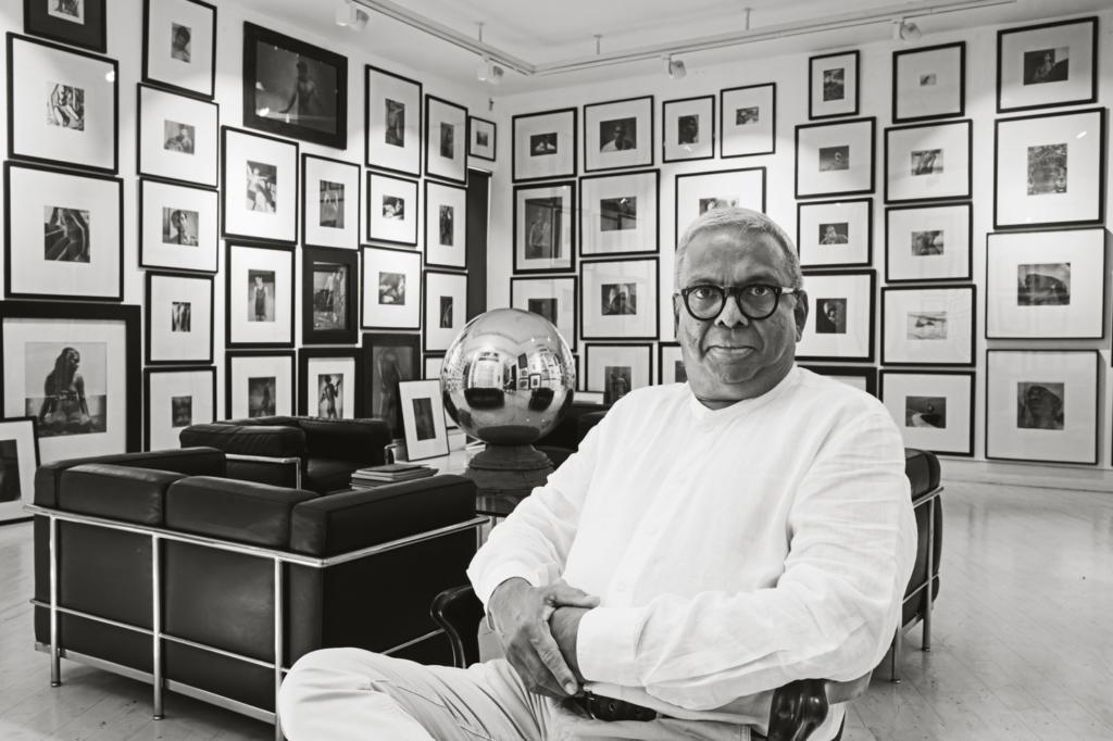 Un eclettico designer dello Sri Lanka è diventato protagonista di un libro. Ci ha raccontato tutto