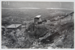 Il cantiere del terzo Salto del Sangro sotto l&rsquo;abitato di Montelapiano. Cavalletto di approfondimento e imboccatura del pozzo per la condotta forzata. Archivio Storico ENEL