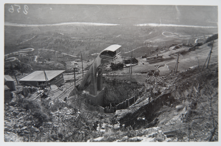 Il cantiere del terzo Salto del Sangro sotto l&rsquo;abitato di Montelapiano. Cavalletto di approfondimento e imboccatura del pozzo per la condotta forzata. Archivio Storico ENEL