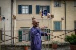 C’è un artista che ha colorato di blu le strade di un paesino nel Chianti 