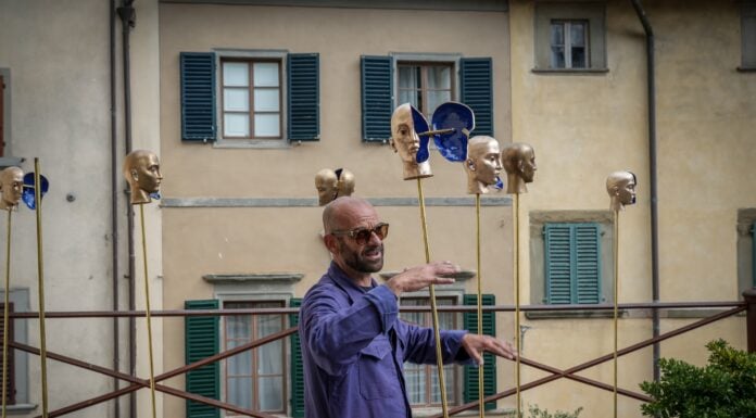 https://www.artribune.com/wp-content/uploads/2026/08/sergio-fiorentino-per-radda-arte-13-radda-in-chianti-2026-photo-c-michel-blossier-1-scaled.jpg