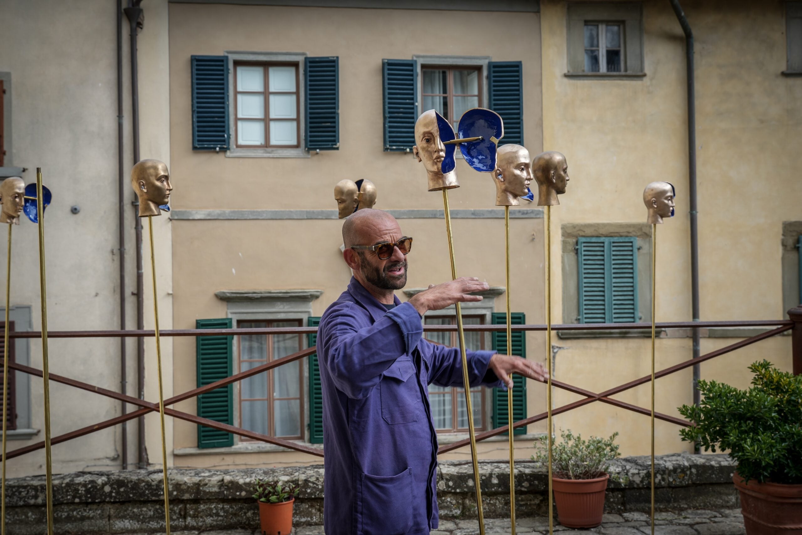 https://www.artribune.com/wp-content/uploads/2026/08/sergio-fiorentino-per-radda-arte-13-radda-in-chianti-2026-photo-c-michel-blossier-1-scaled.jpg