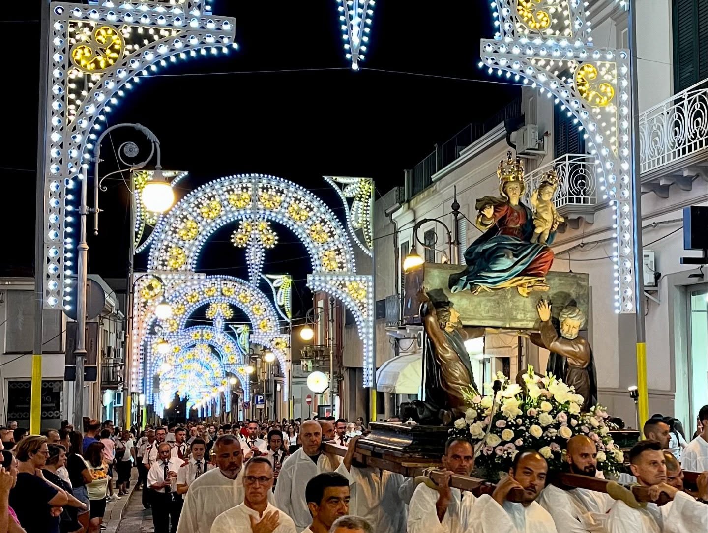 https://www.artribune.com/wp-content/uploads/2026/08/teoria-dei-santi-di-polistena.jpg
