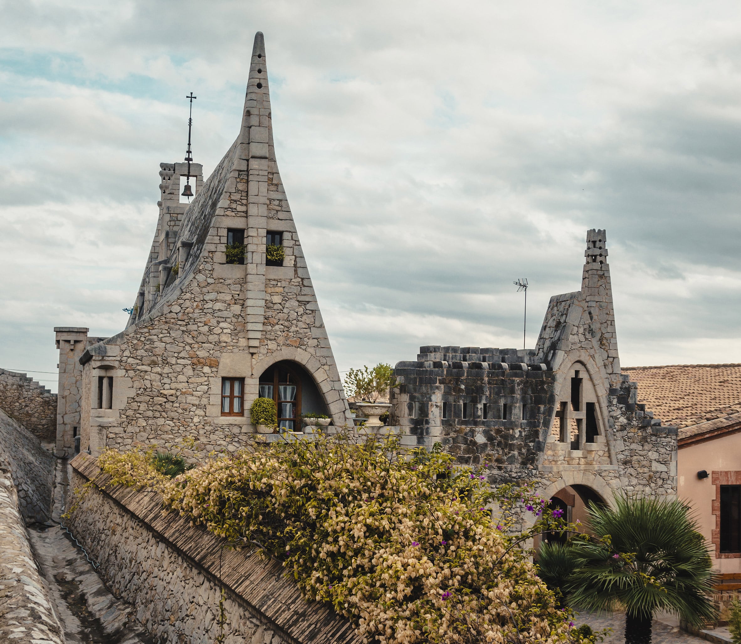 https://www.artribune.com/wp-content/uploads/2026/08/unknown-gaudi-gothic-barcelona-leondezeen2364col1.jpg