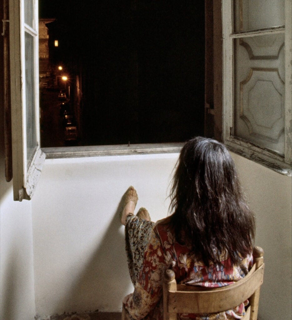 Marisa Merz indossa “Scarpette” (part.), Galleria L'Attico, Roma. 1975, Foto Claudio Abate