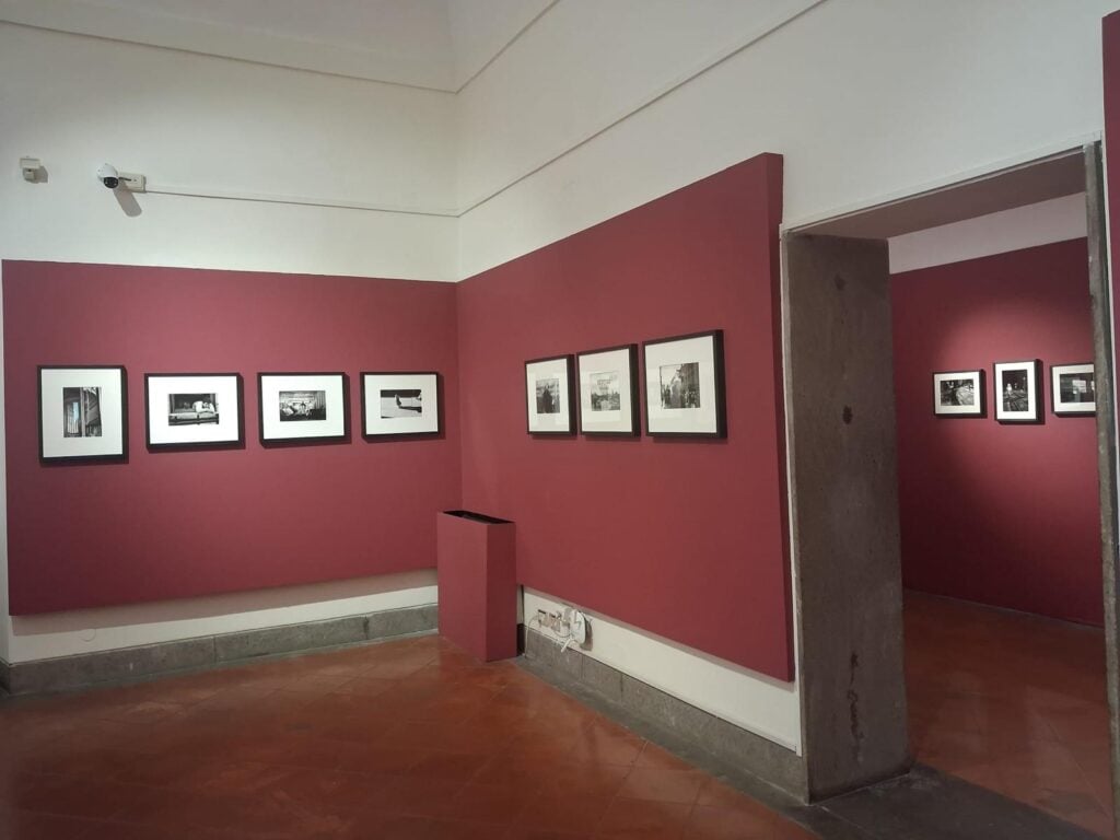 La città come paesaggio umano. Succede nelle fotografie di Matilde Demele in mostra a Roma 