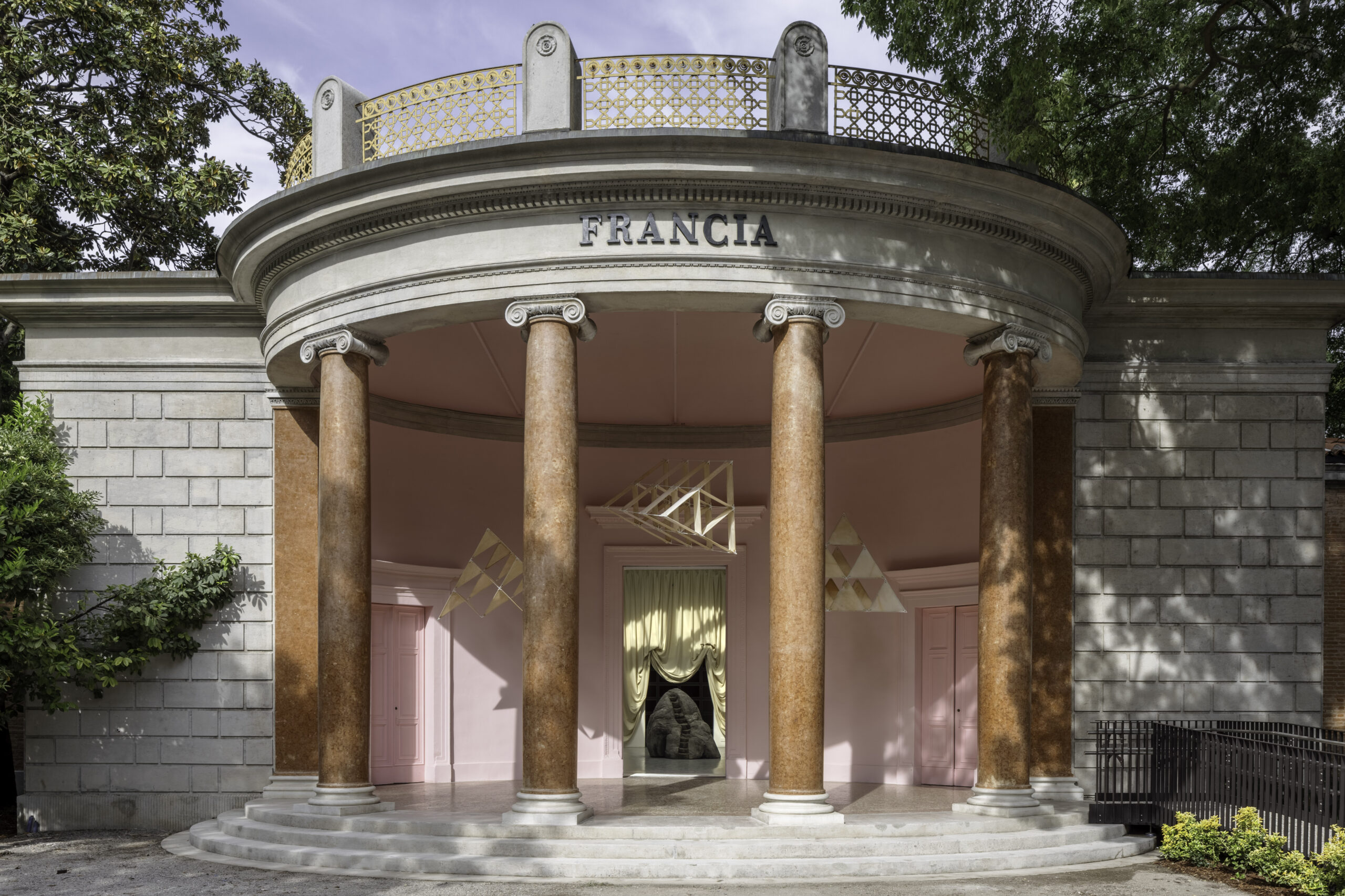 Una casa saturniana per il Padiglione Francia. Yto Barrada alla Biennale di Venezia 2026