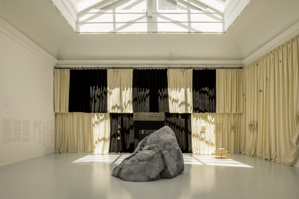 Una casa saturniana per il Padiglione Francia. Yto Barrada alla Biennale di Venezia 2026