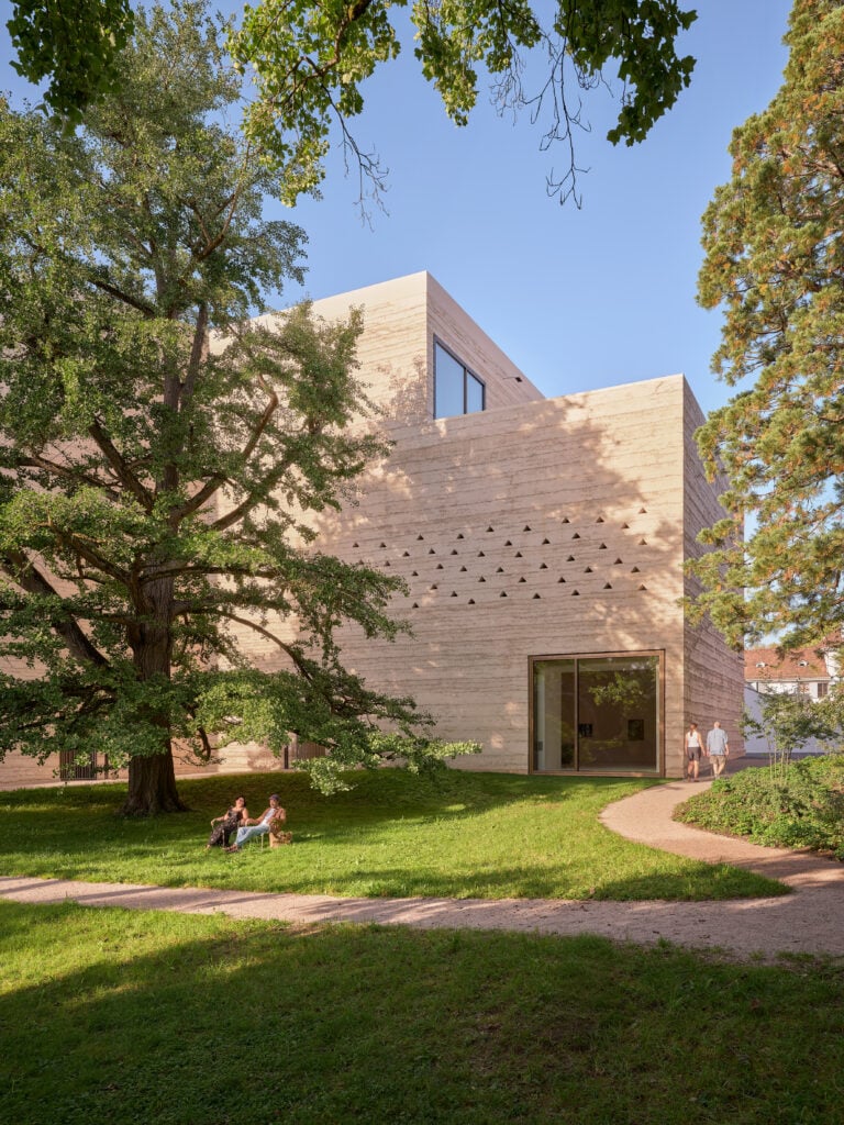 Pronta la nuova Fondation Beyeler di Peter Zumthor a Basilea (a fianco allo storico edificio di Renzo Piano)