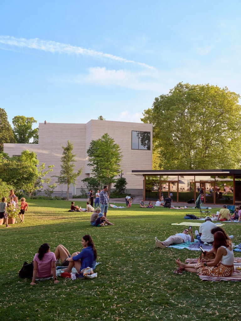 Pronta la nuova Fondation Beyeler di Peter Zumthor a Basilea (a fianco allo storico edificio di Renzo Piano)
