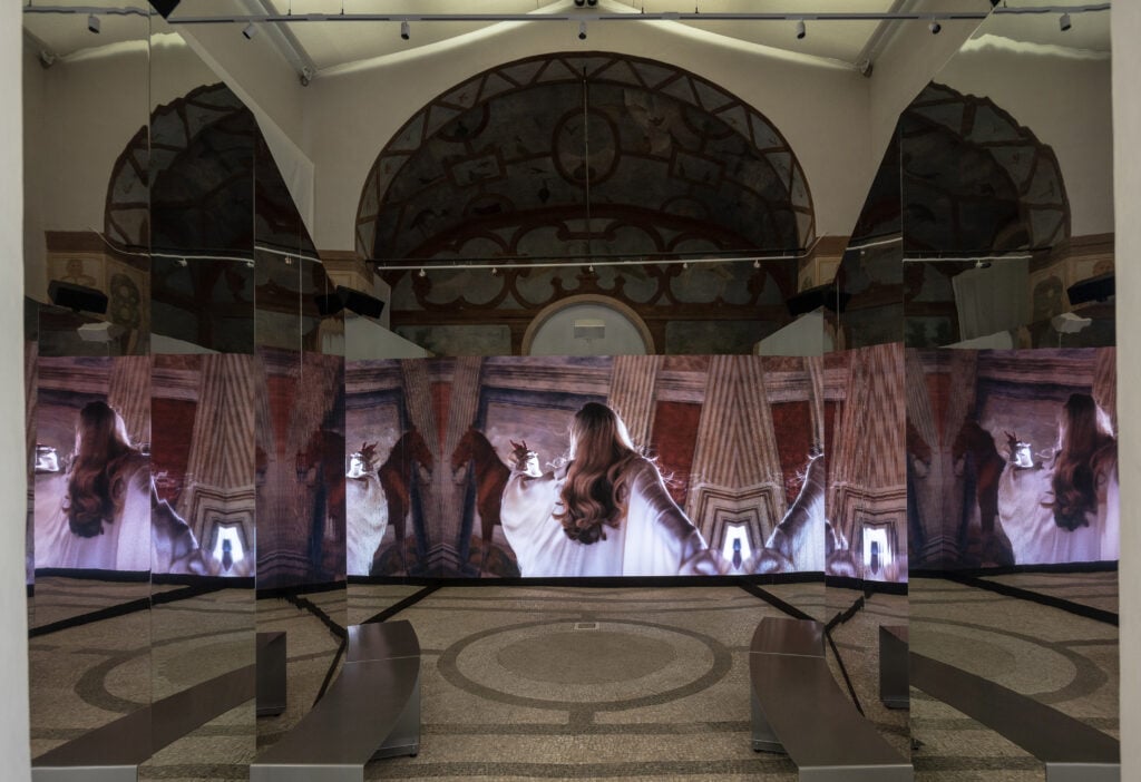 Isaac Julien alla Galleria Borghese di Roma: cyberfemminismo, ibridazioni, rapporto uomo macchina e mondo animale. La recensione 