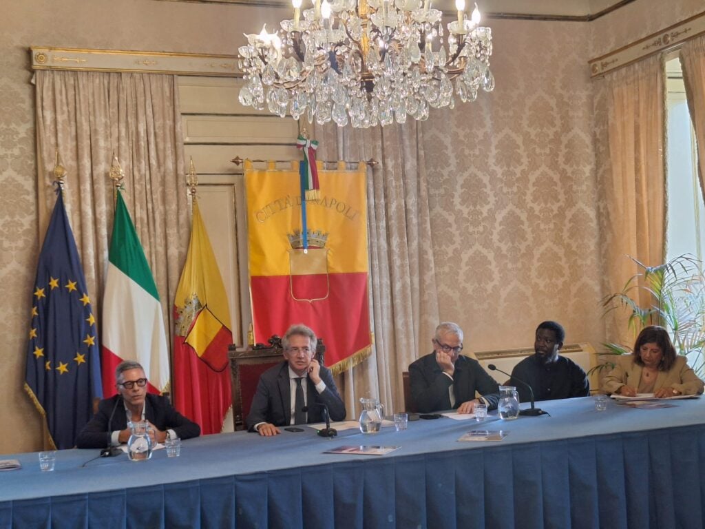 Tre grandi barche, ponte tra l’Africa e il Mediterraneo: l’installazione di Ibrahim Mahama in Piazza Municipio a Napoli sul valore dell’accoglienza