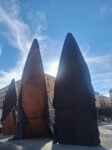 Tre grandi barche, ponte tra l&rsquo;Africa e il Mediterraneo: l&rsquo;installazione di Ibrahim Mahama in Piazza Municipio a Napoli sul valore dell&rsquo;accoglienza