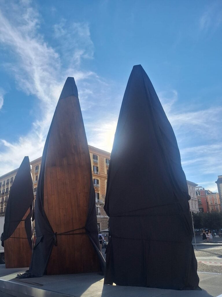 Tre grandi barche, ponte tra l&rsquo;Africa e il Mediterraneo: l&rsquo;installazione di Ibrahim Mahama in Piazza Municipio a Napoli sul valore dell&rsquo;accoglienza