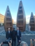 Tre grandi barche, ponte tra l&rsquo;Africa e il Mediterraneo: l&rsquo;installazione di Ibrahim Mahama in Piazza Municipio a Napoli sul valore dell&rsquo;accoglienza