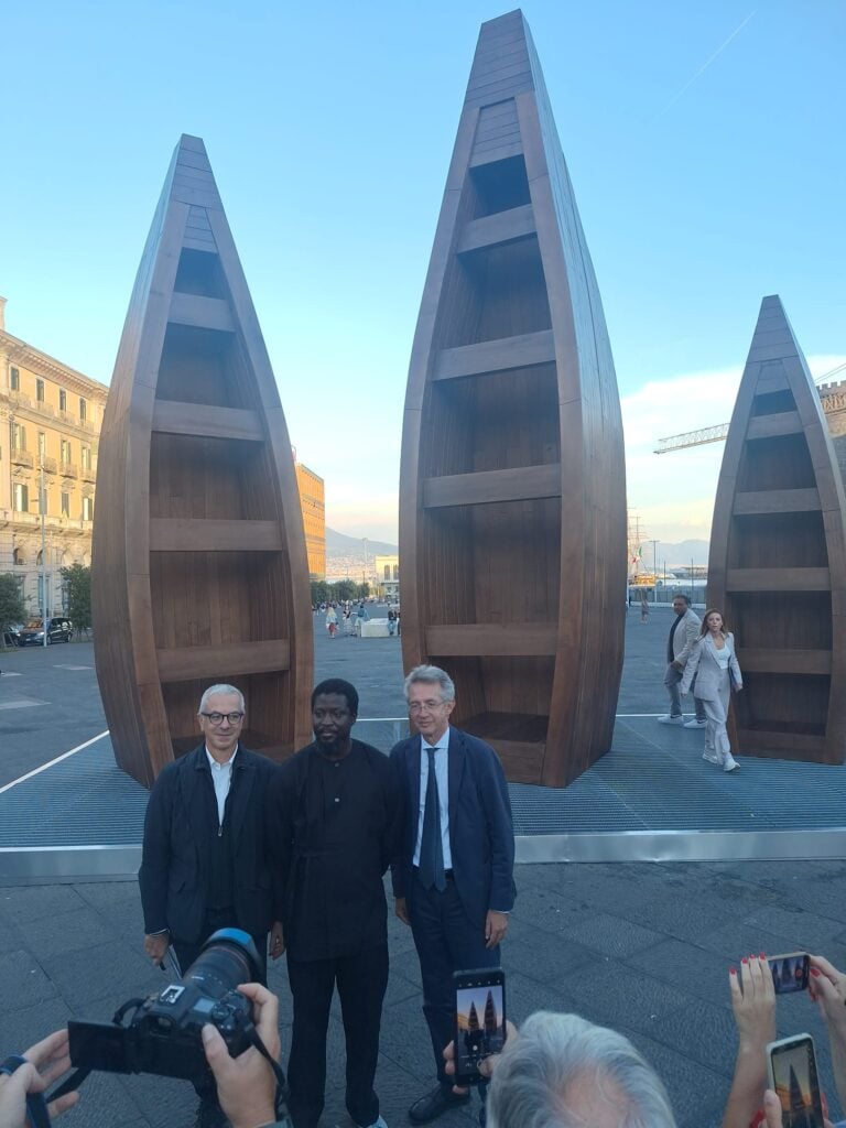 Tre grandi barche, ponte tra l&rsquo;Africa e il Mediterraneo: l&rsquo;installazione di Ibrahim Mahama in Piazza Municipio a Napoli sul valore dell&rsquo;accoglienza