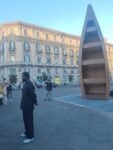 Tre grandi barche, ponte tra l&rsquo;Africa e il Mediterraneo: l&rsquo;installazione di Ibrahim Mahama in Piazza Municipio a Napoli sul valore dell&rsquo;accoglienza